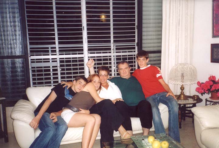 משפחת אלפנדרי. מימין: אמיר, טובי, טל, אלה ואלון