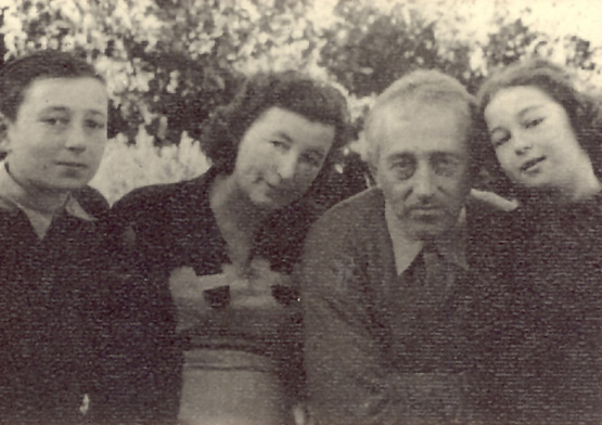 עדה, דוד וילדיהם בלהה ועובדיה - 1945