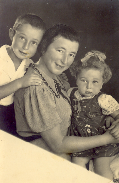 עדה והילדים עובדיה ובלהה - 1938