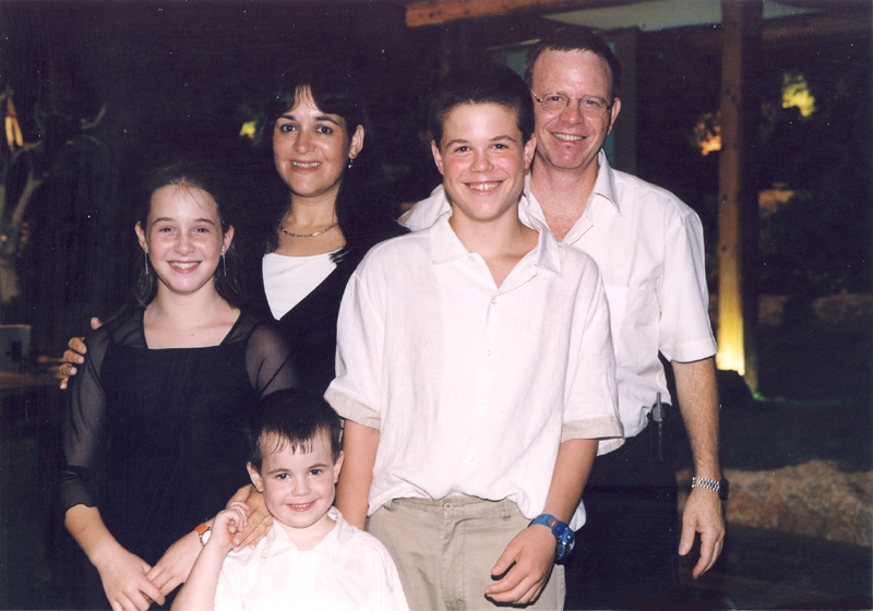 משפחת הרפז בבר המצוה של גיא - יולי 2001. מימין: זיו, גיא, נורית, מיכל ודרור