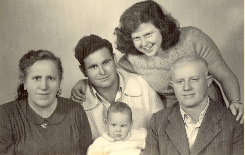 מימין: דב, שרה יוסף הרפז, גאולה והנכדה צפרירית - 1952