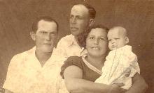 מימין: התינוק משה, אסתר, במרכז משה קנטרוביץ (הגיס-אח של אסתר) ושרגא