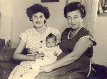 הנכדה הראשונה במשפחת נחמן - 1954. עדה וזהבה עם התינוקת חנה