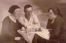 משחק המלכים במשפחת נחמן. עדה ודוד עם האחות דבורה (מימין)