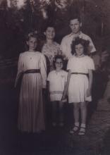 משפחת רזניק - ביכורים בחצר בית הספר בתל מונד, 1946