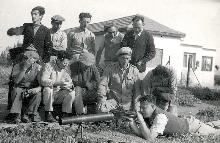 אנשי ה"הגנה מתאמנים ב"כלים כבדים", אפריל 1943, שוכב דוד גלבוע ז"ל