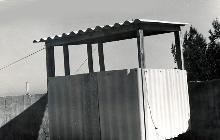 עמדת הקשר מעל הבריכה