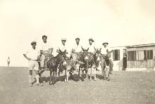 יוצאים לעבודה על חמורים