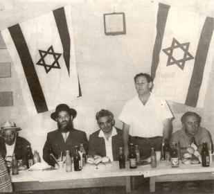 נואם באחת מישיבות המועצה