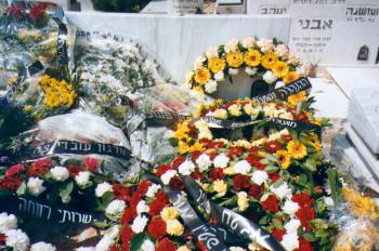 זרים על קברו של נפתלי ז"ל